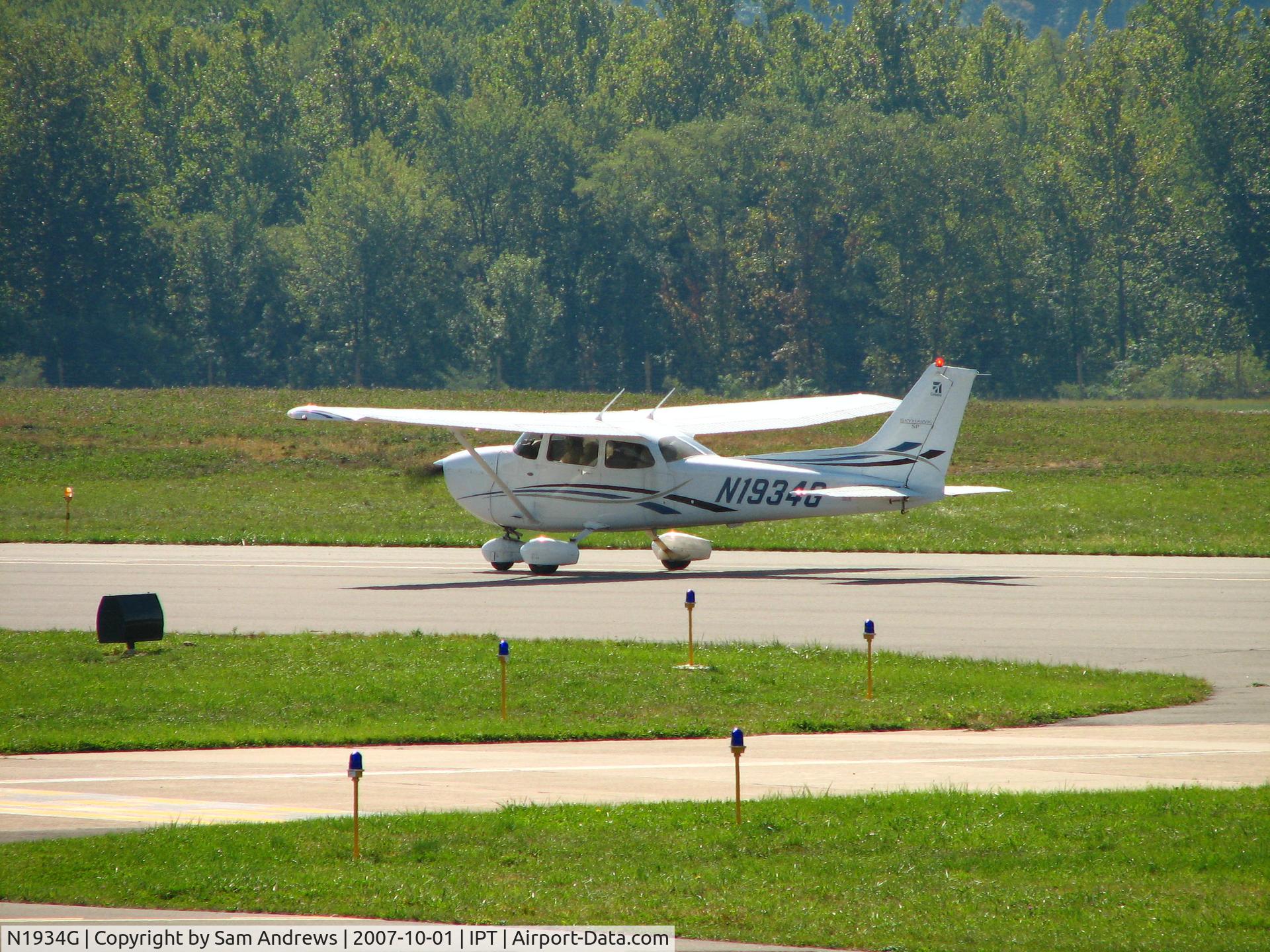 N1934G, 2006 Cessna 172S C/N 172S10129, Taxiing into position