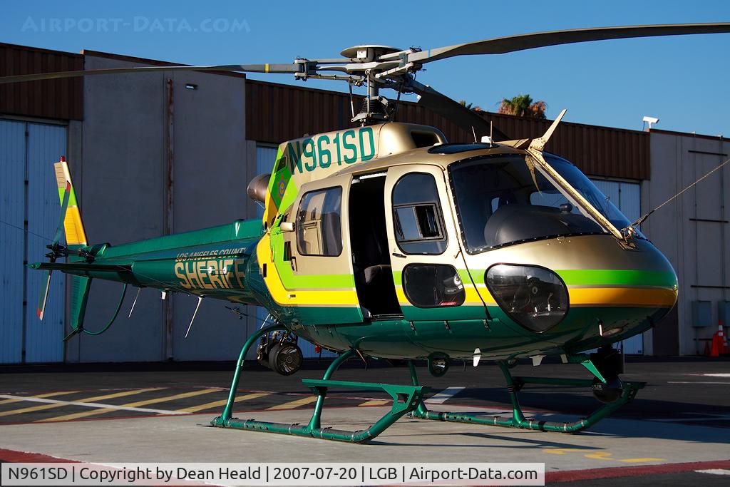 N961SD, 2001 Eurocopter AS-350B-2 Ecureuil Ecureuil C/N 3516, Los Angeles County Sheriff's Department 2001 Eurocopter AS350B2 N961SD at the helipad.