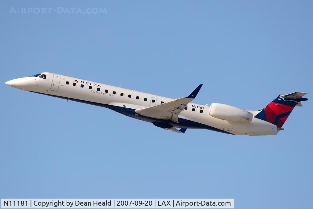 N11181, 2005 Embraer ERJ-145XR (EMB-145XR) C/N 14500904, Delta Connection (ExpressJet Airlines) N11181 (FLT BTA7802) climbing out from RWY 25R enroute to Wichita Mid-Continent (KICT).