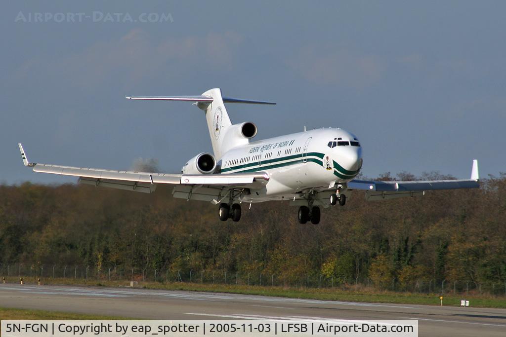 5N-FGN, 1982 Boeing 727-2N6 RE C/N 22825, very short final rwy 16