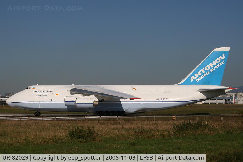 UR-82029, 1991 Antonov An-124-100 Ruslan C/N 19530502630/0210, cockpit crew needs about ten min. to check all systems