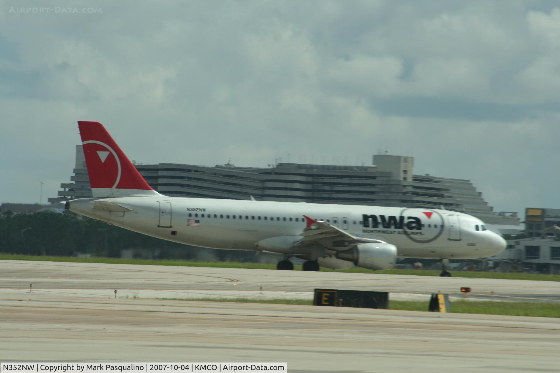 N352NW, 1998 Airbus A320-212 C/N 778, Airbus A320