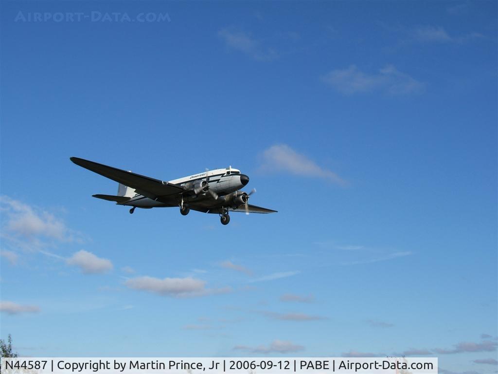 N44587, 1944 Douglas C-47A-20-DK Skytrain  (DC-3C) C/N 12857, Desert Air DC-3 on final to Bethel.