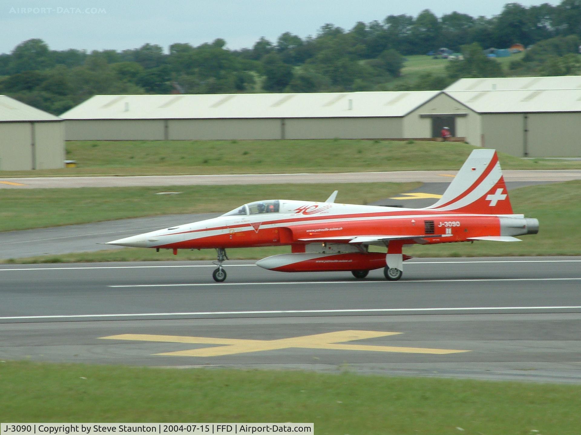 J-3090, 1981 Northrop F-5E Tiger II C/N L.1090, Patrouille Suisse at Royal International Air Tattoo 2004