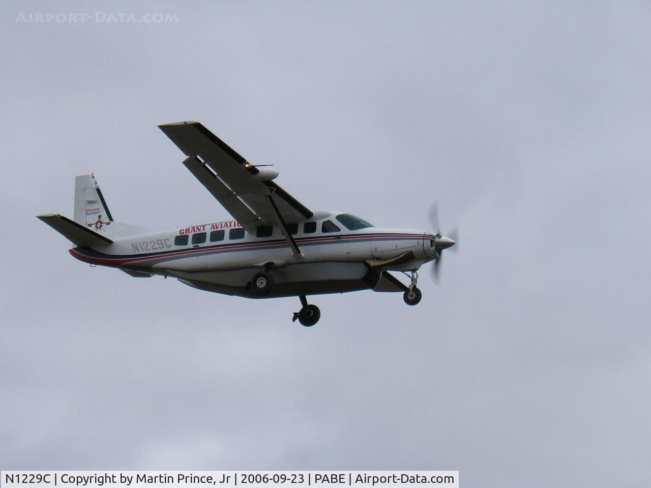 N1229C, 1996 Cessna 208B Grand Caravan C/N 208B0589, Grant Air C208 final to Bethel