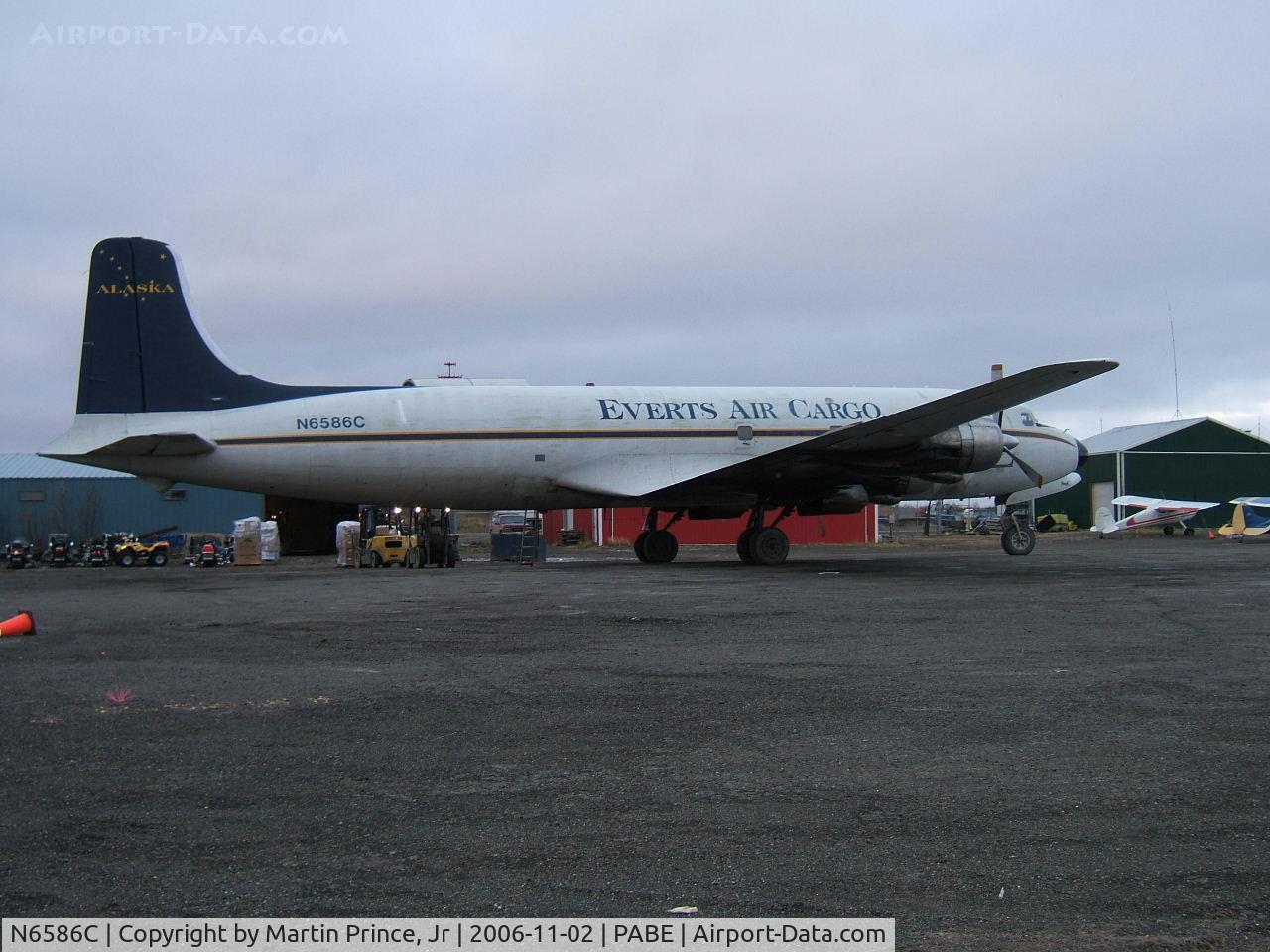 N6586C, 1957 Douglas DC-6B C/N 45222, Everts offloading in Bethel