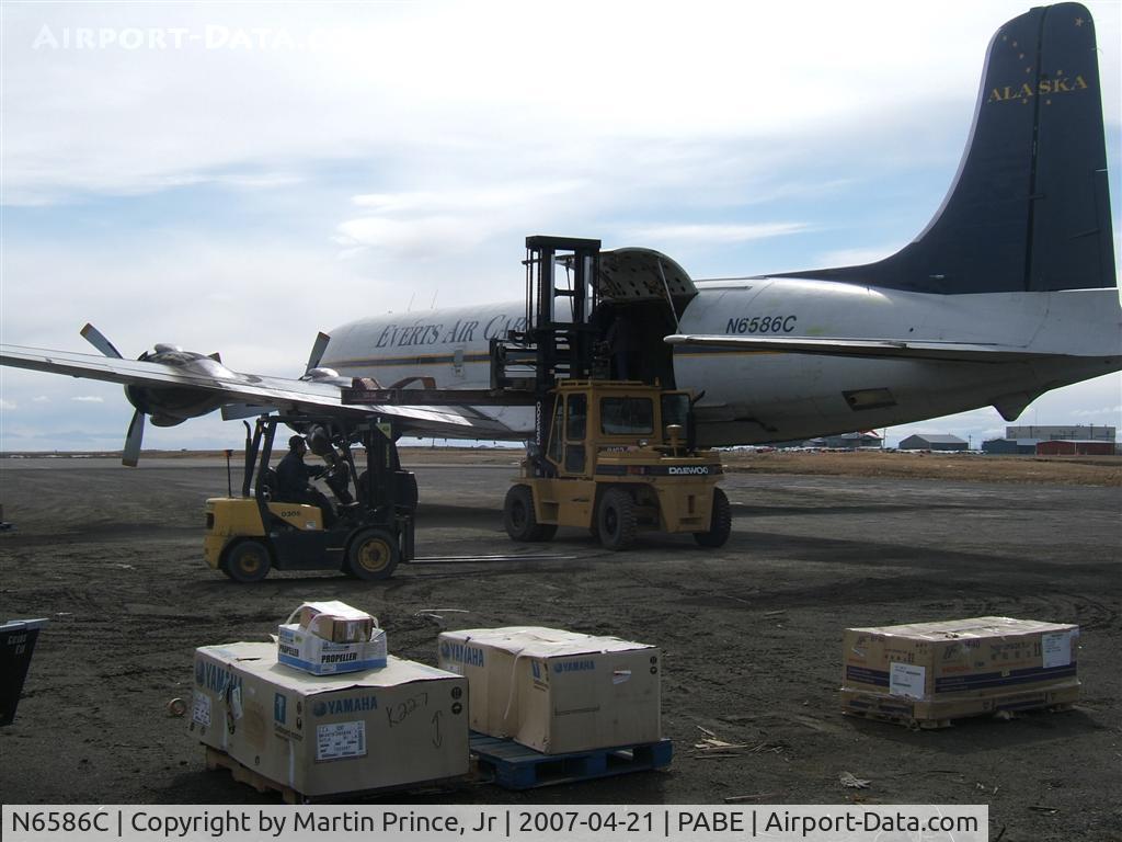 N6586C, 1957 Douglas DC-6B C/N 45222, Offloading in Bethel