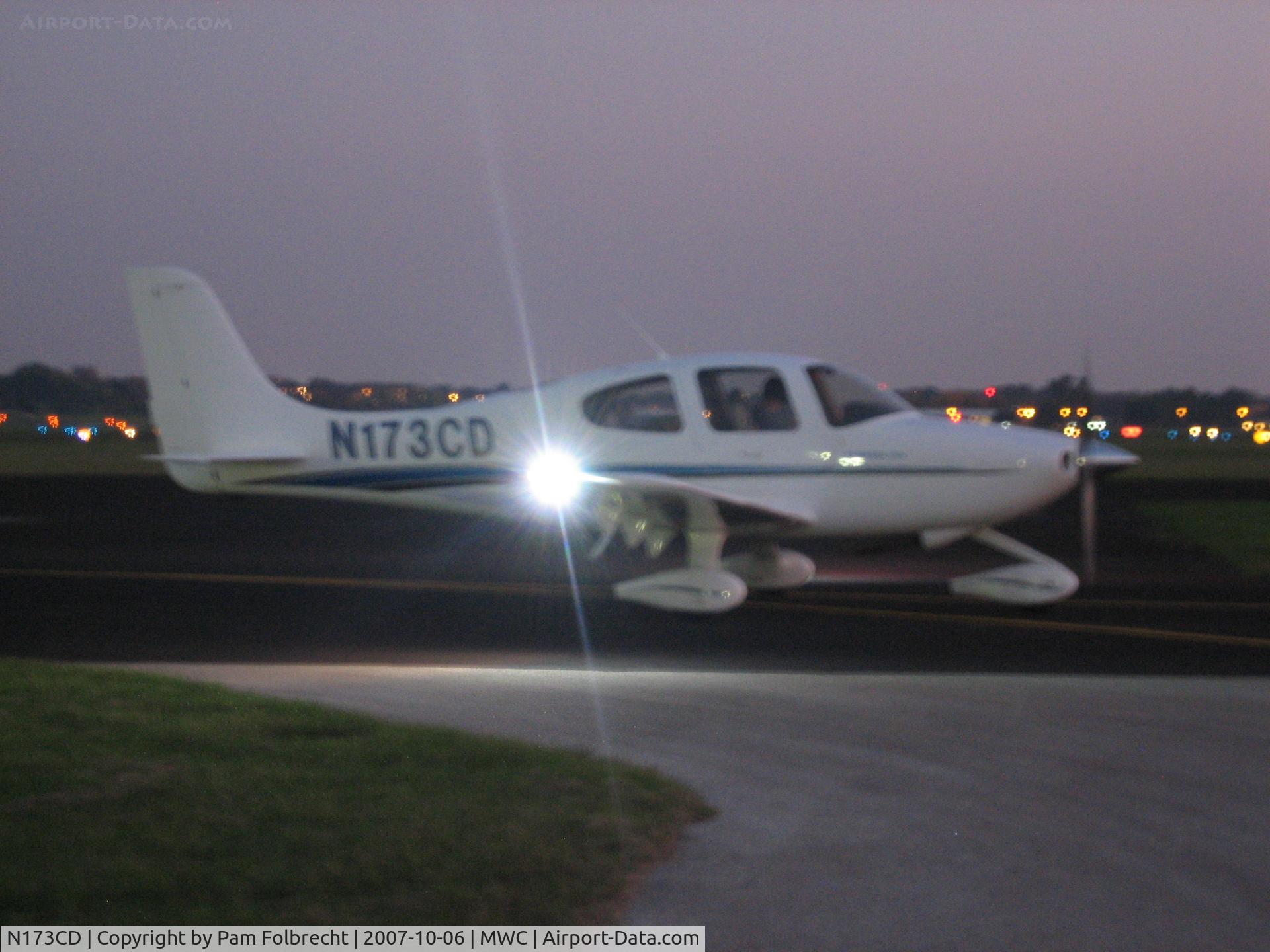 N173CD, 2000 Cirrus SR20 C/N 1051, 3CD @ Night