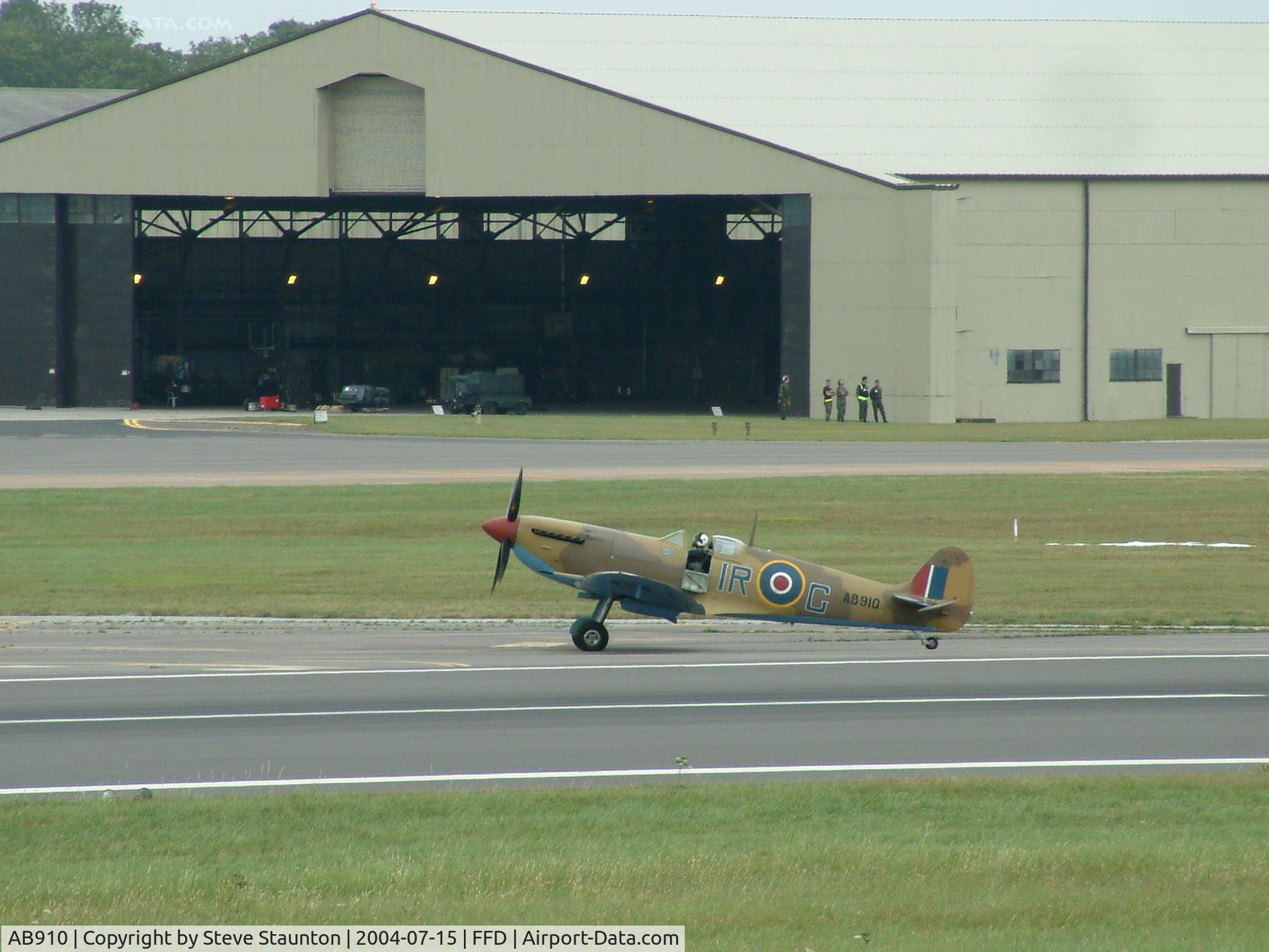 AB910, Supermarine 349 Spitfire LF.Vb C/N CBAF.1061, Royal International Air Tattoo 2004