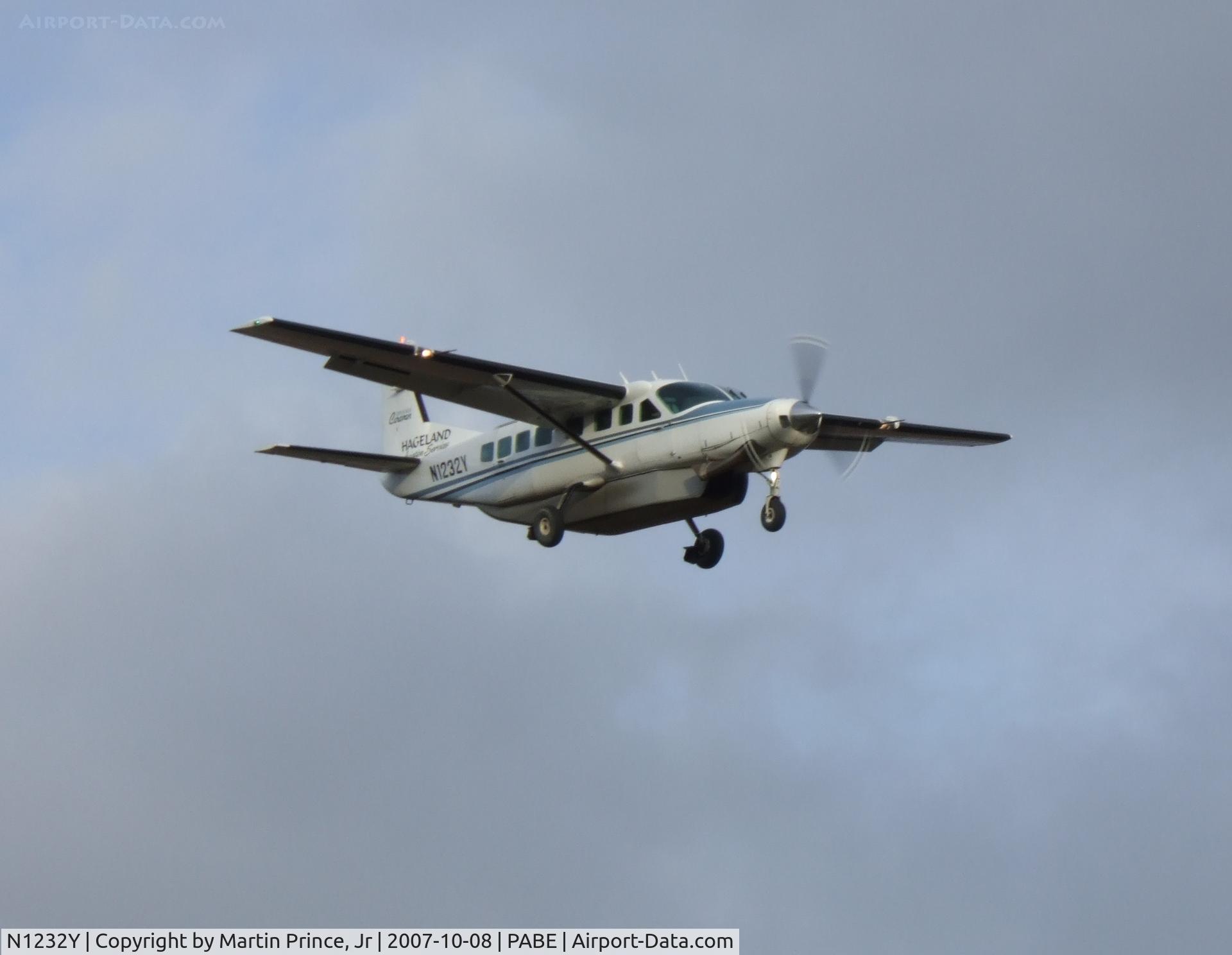 N1232Y, 1996 Cessna 208B C/N 208B0566, Hageland C208 on final to Runway 18 Bethel