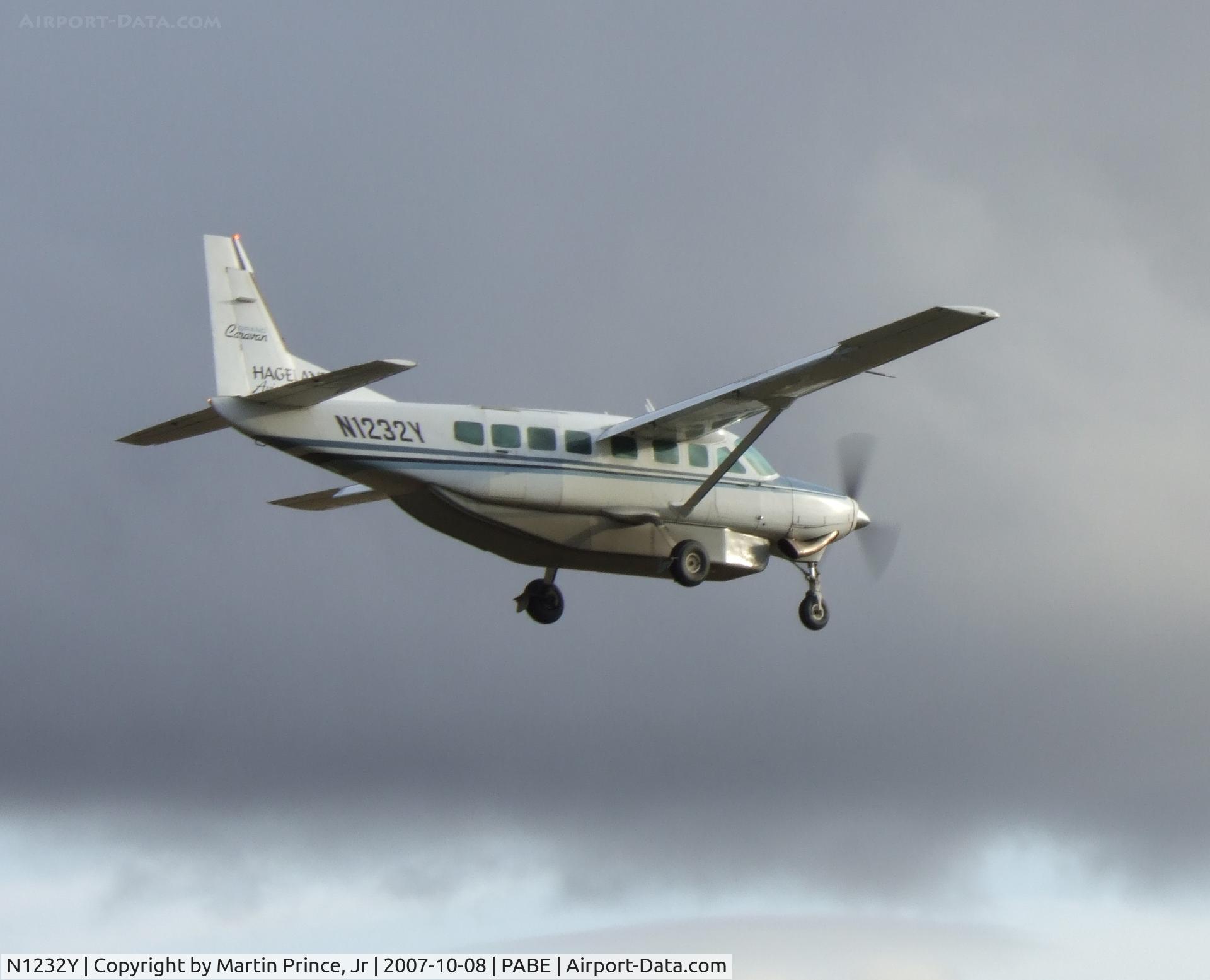N1232Y, 1996 Cessna 208B C/N 208B0566, short final to Bethel