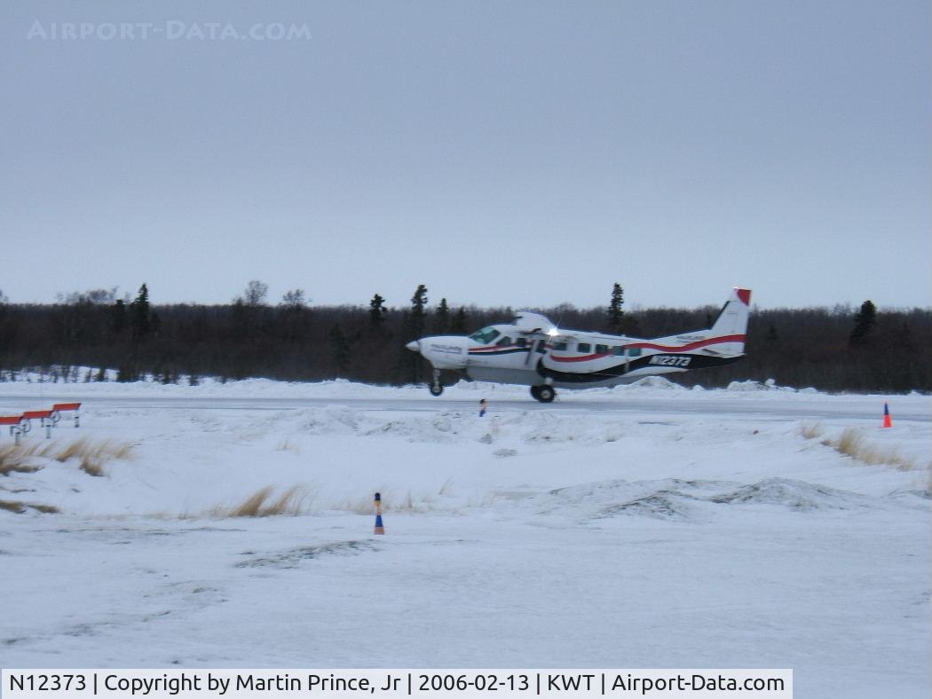 N12373, 1998 Cessna 208B C/N 208B0697, cross wind landing Kwethluk, Ak