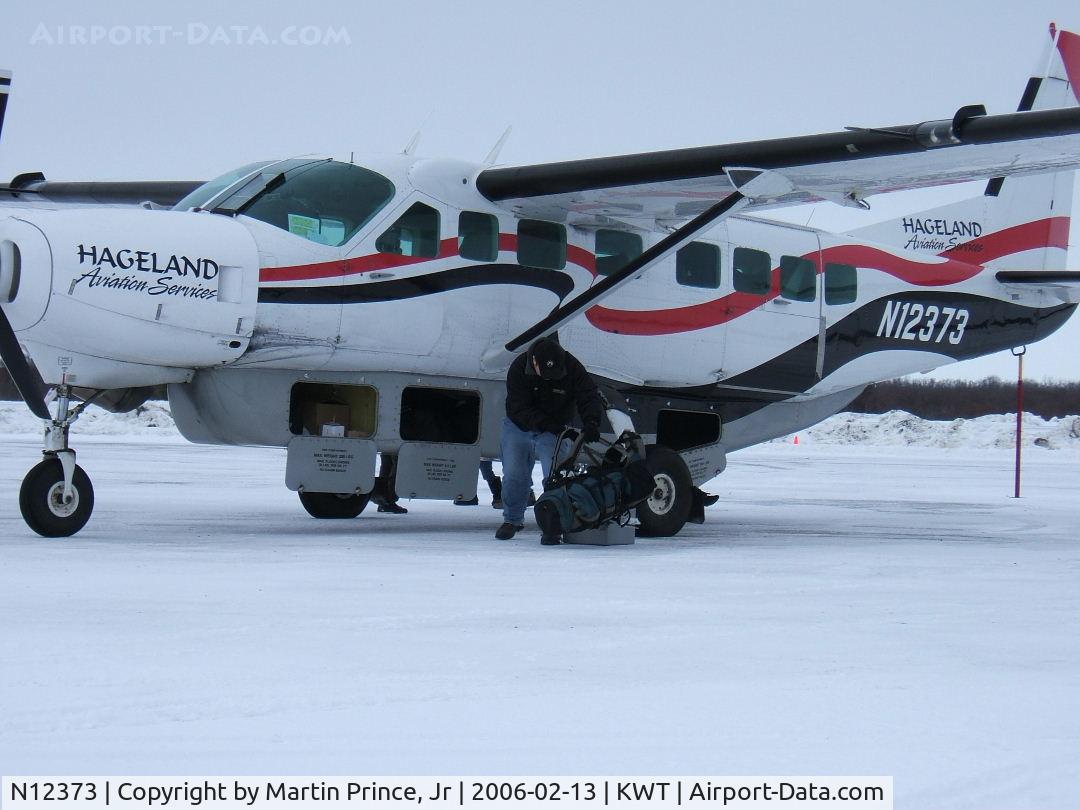 N12373, 1998 Cessna 208B C/N 208B0697, Offload in Kwethluk, Ak