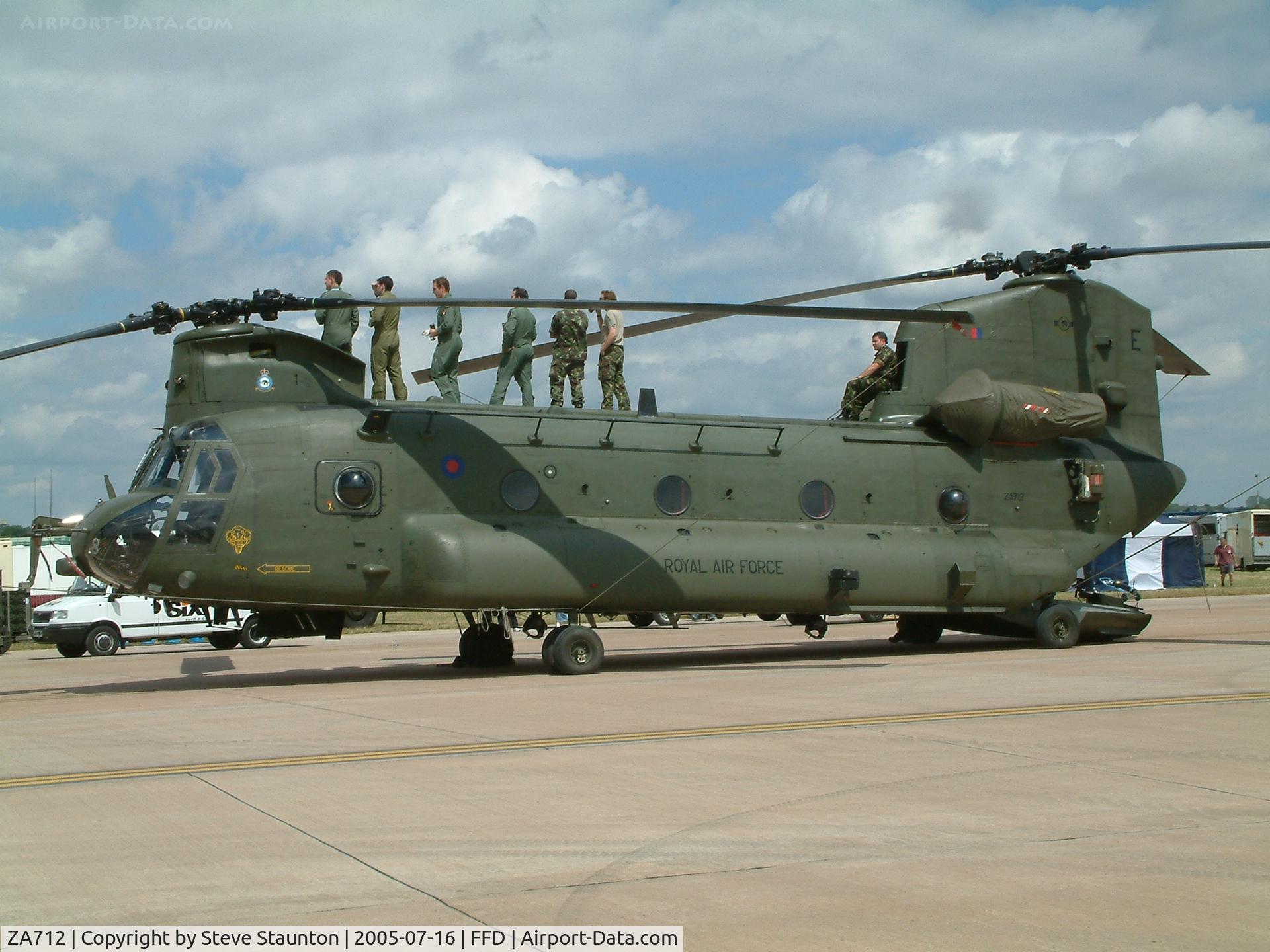 ZA712, 1981 Boeing Vertol Chinook HC.2 C/N M/A024/B-843/M7016, Royal International Air Tattoo 2005
