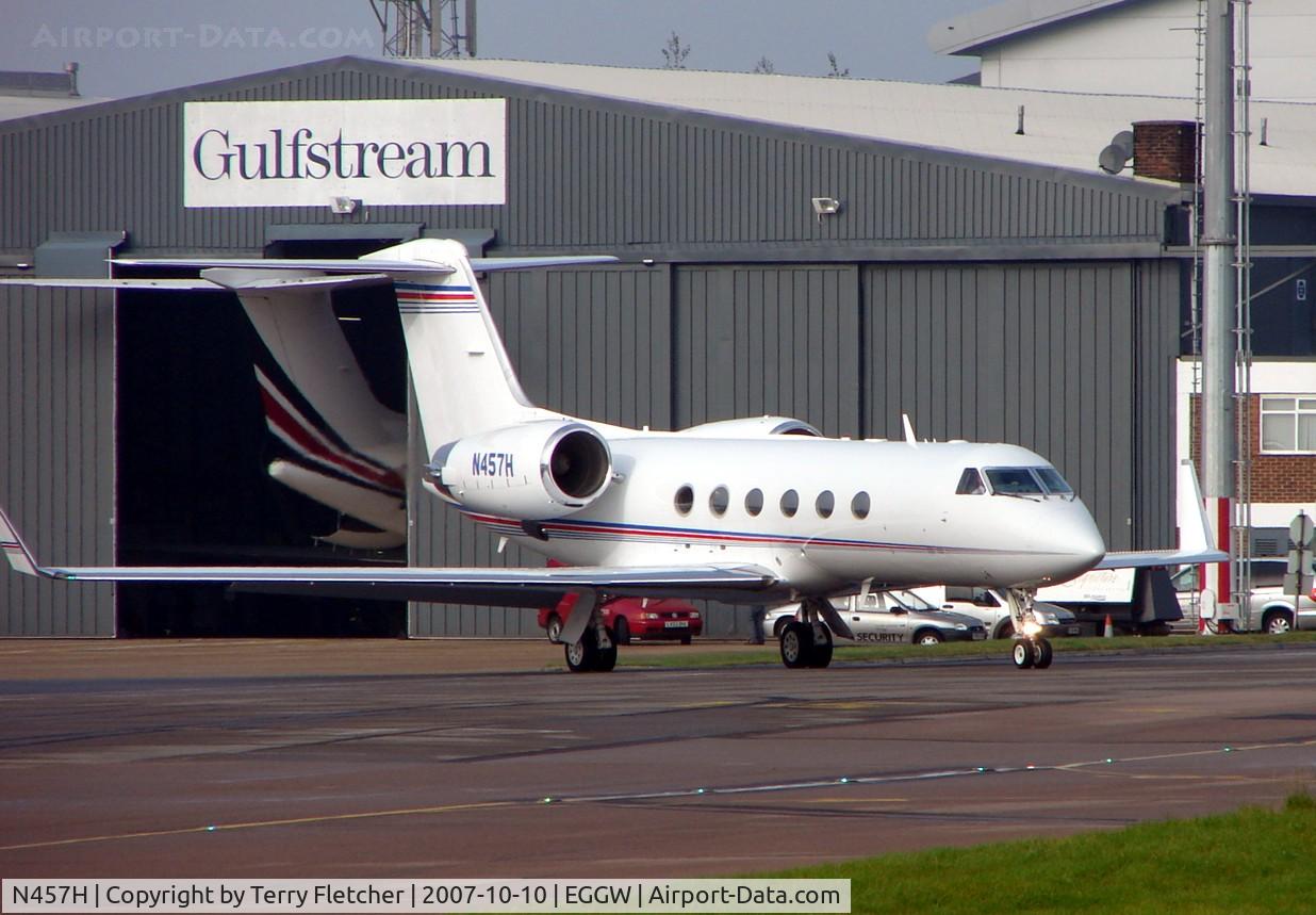 N457H, 2001 Gulfstream Aerospace G-IV C/N 1462, Gulf departs Gulfstream Handling at Luton (UK)