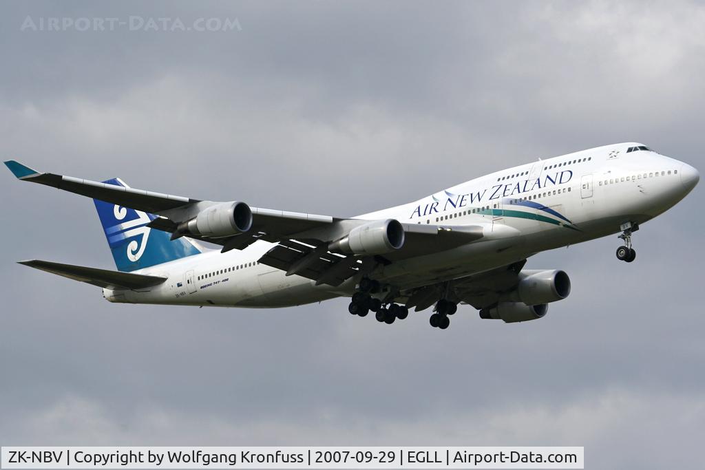 ZK-NBV, 1998 Boeing 747-419 C/N 26910, 4-hauler on final RWY09L