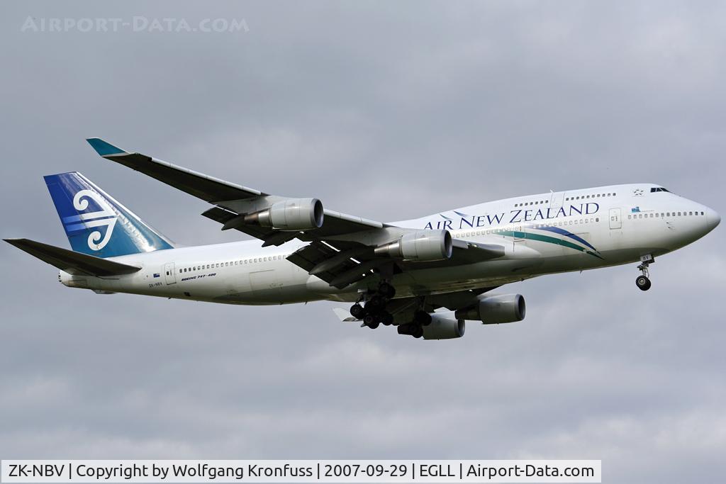 ZK-NBV, 1998 Boeing 747-419 C/N 26910, on final RWY09L