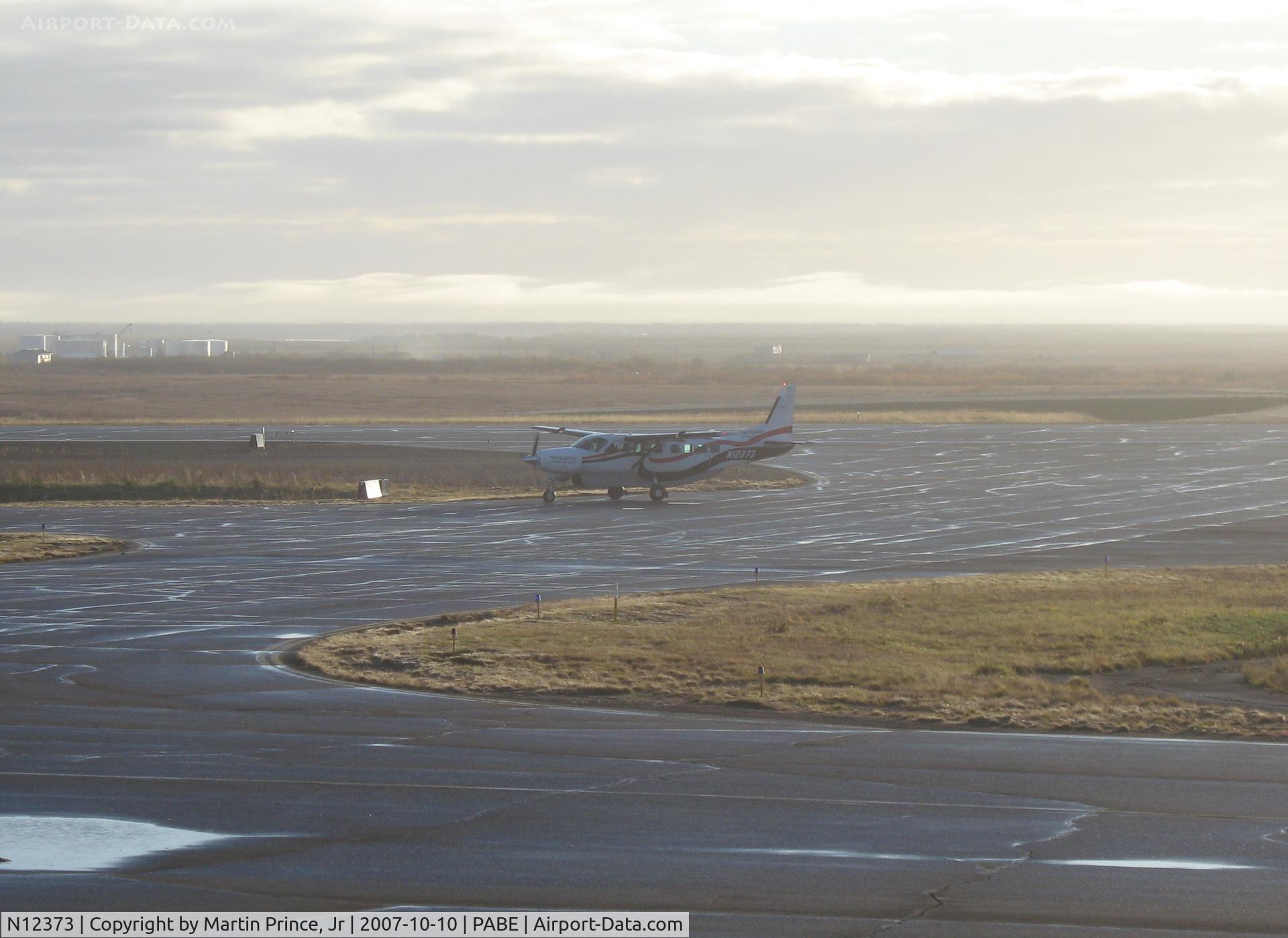 N12373, 1998 Cessna 208B C/N 208B0697, Hagelands taxiing to parking via Delta/Bravo