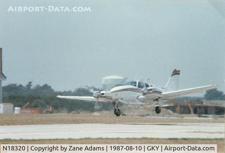 N18320, 1977 Beech 58 Baron C/N TH-849, Takeoff from Arlington Muni