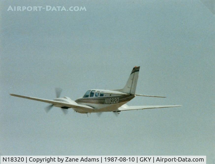 N18320, 1977 Beech 58 Baron C/N TH-849, Takeoff from Arlington Muni