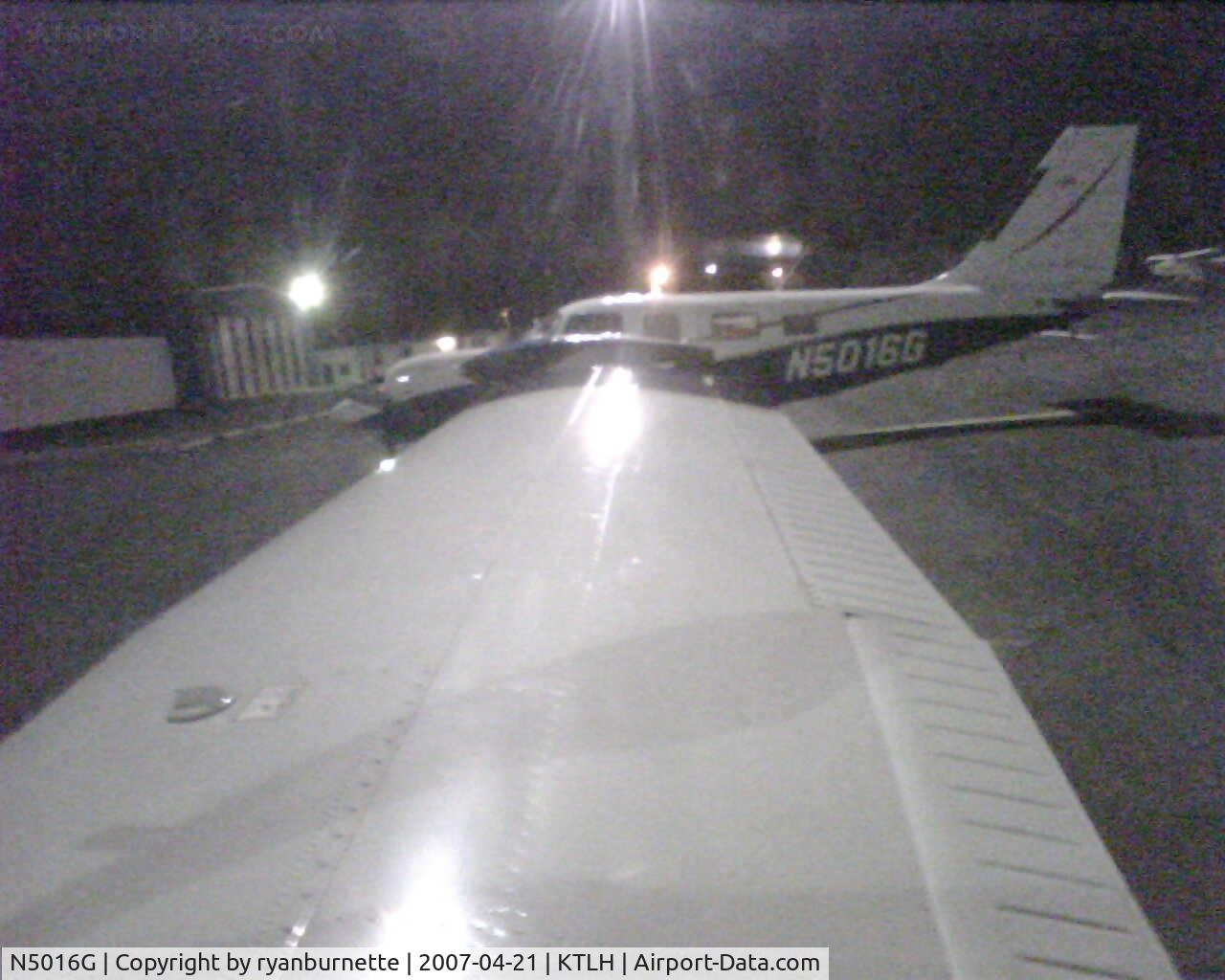 N5016G, 2001 Piper PA-34-220T Seneca C/N 3449211, Piper Cherokee Parked in Tallahassee