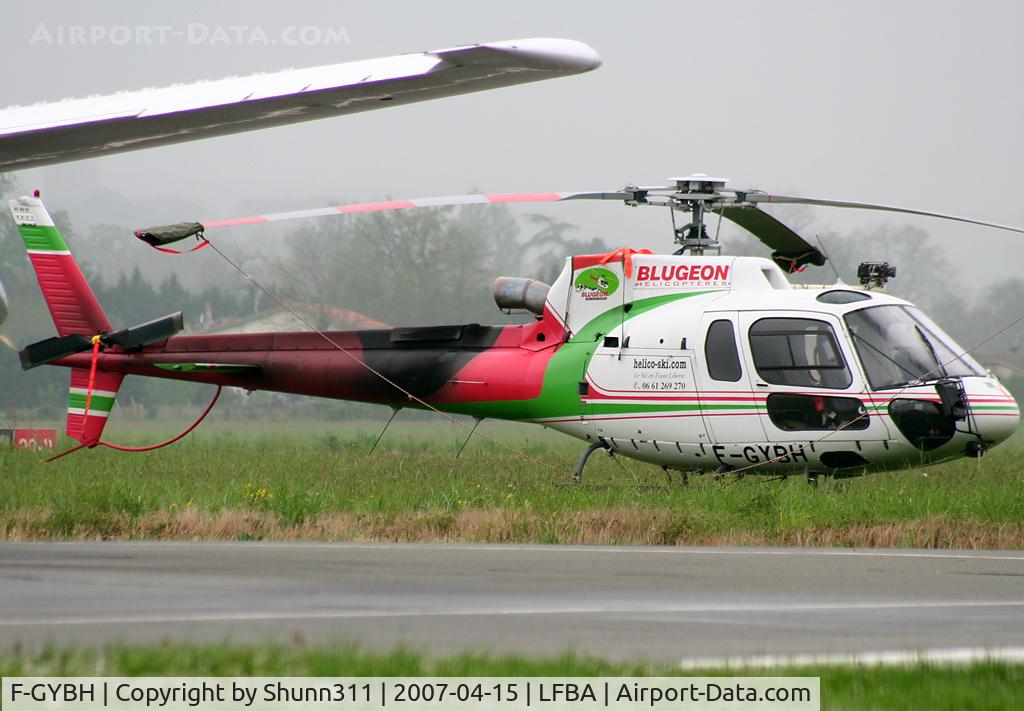 F-GYBH, Aerospatiale AS-350B Ecureuil C/N 4021, Parked on the grass and awaiting a new flight