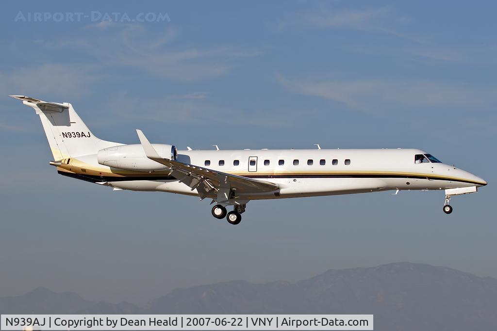N939AJ, 2005 Embraer EMB-135BJ Legacy C/N 14500939, 2005 Embraer Legacy on short-final to RWY 16R.
