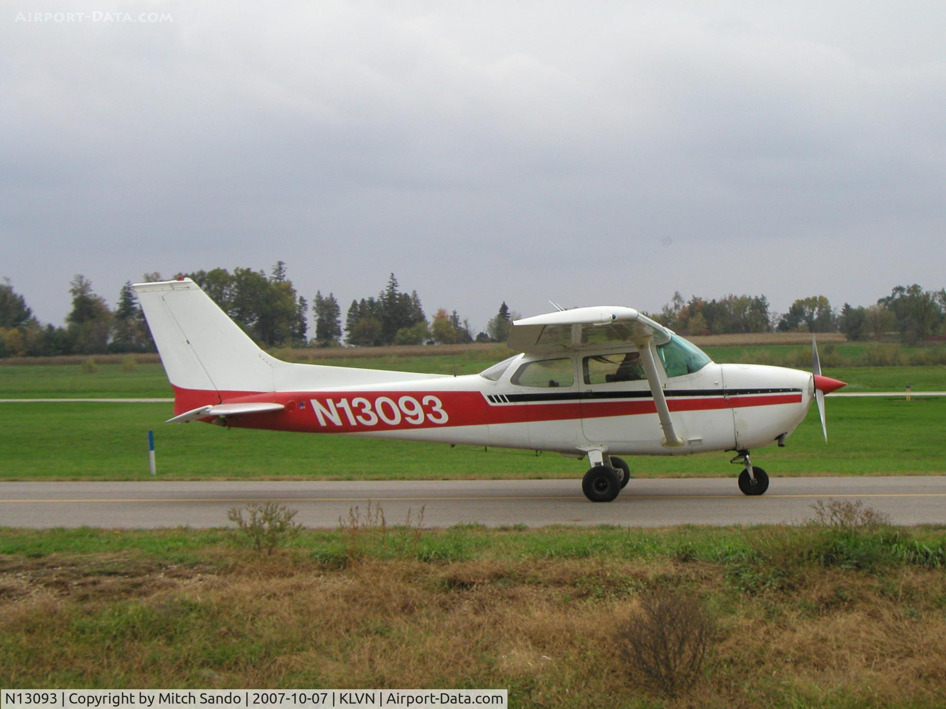N13093, 1973 Cessna 172M C/N 17262488, Taxiing to Runway 12.