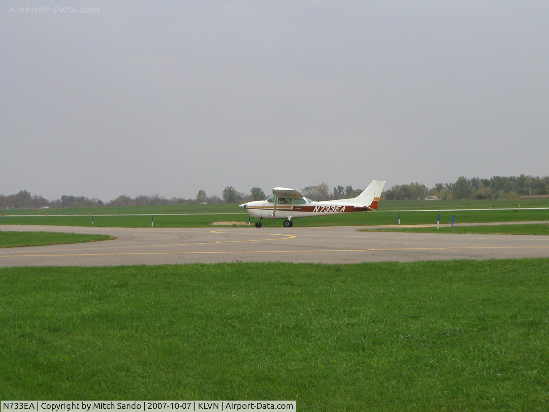 N733EA, 1976 Cessna 172N C/N 17268227, Taxiing to the hangar.