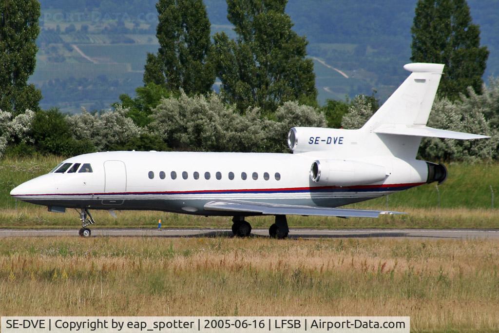 SE-DVE, 1998 Dassault Falcon 900EX C/N 23, taxi on bravo