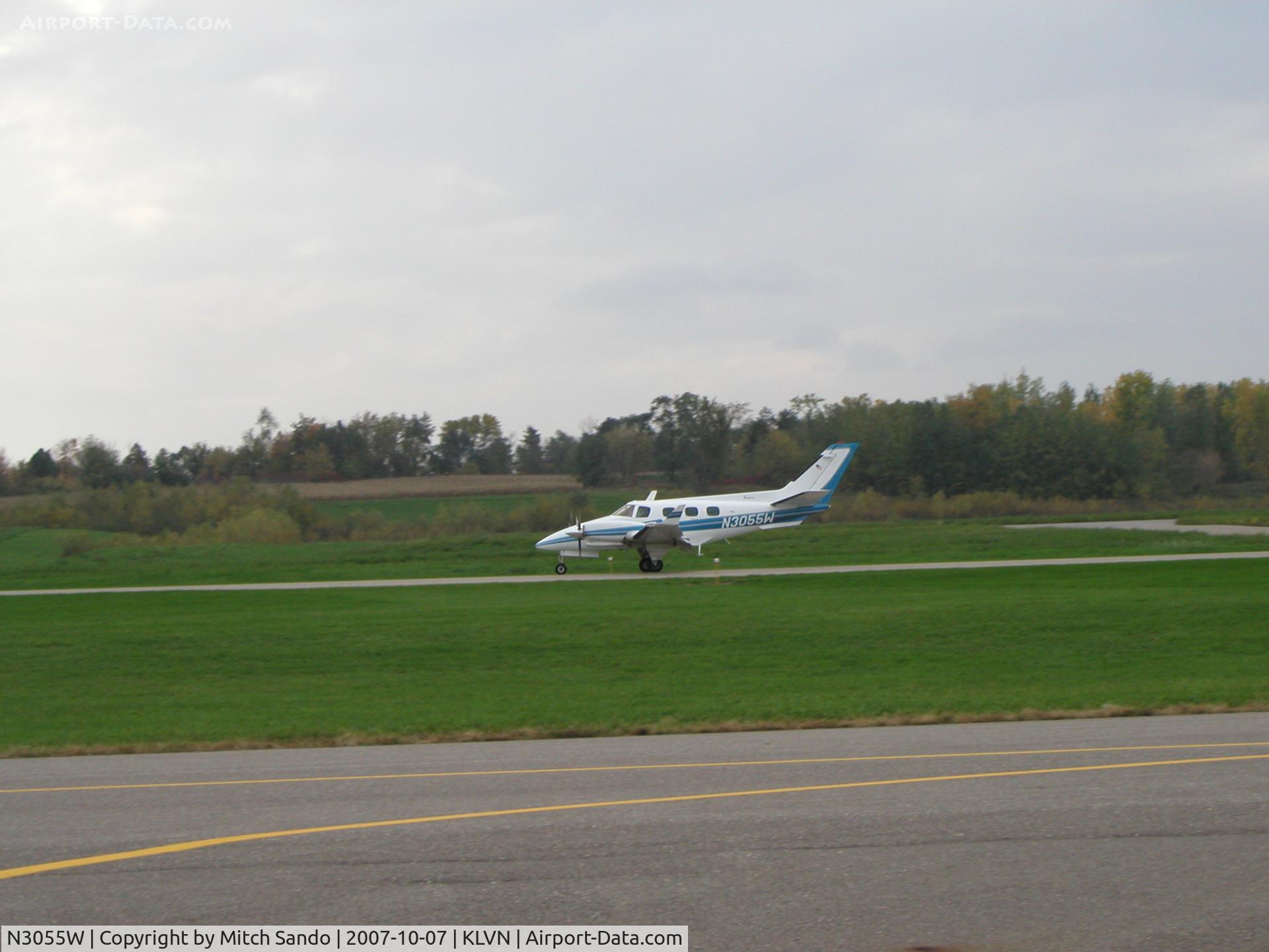 N3055W, 1973 Beech B-60 Duke C/N P-251, Landing Runway 12 from Fort Wayne, IN (FWA).