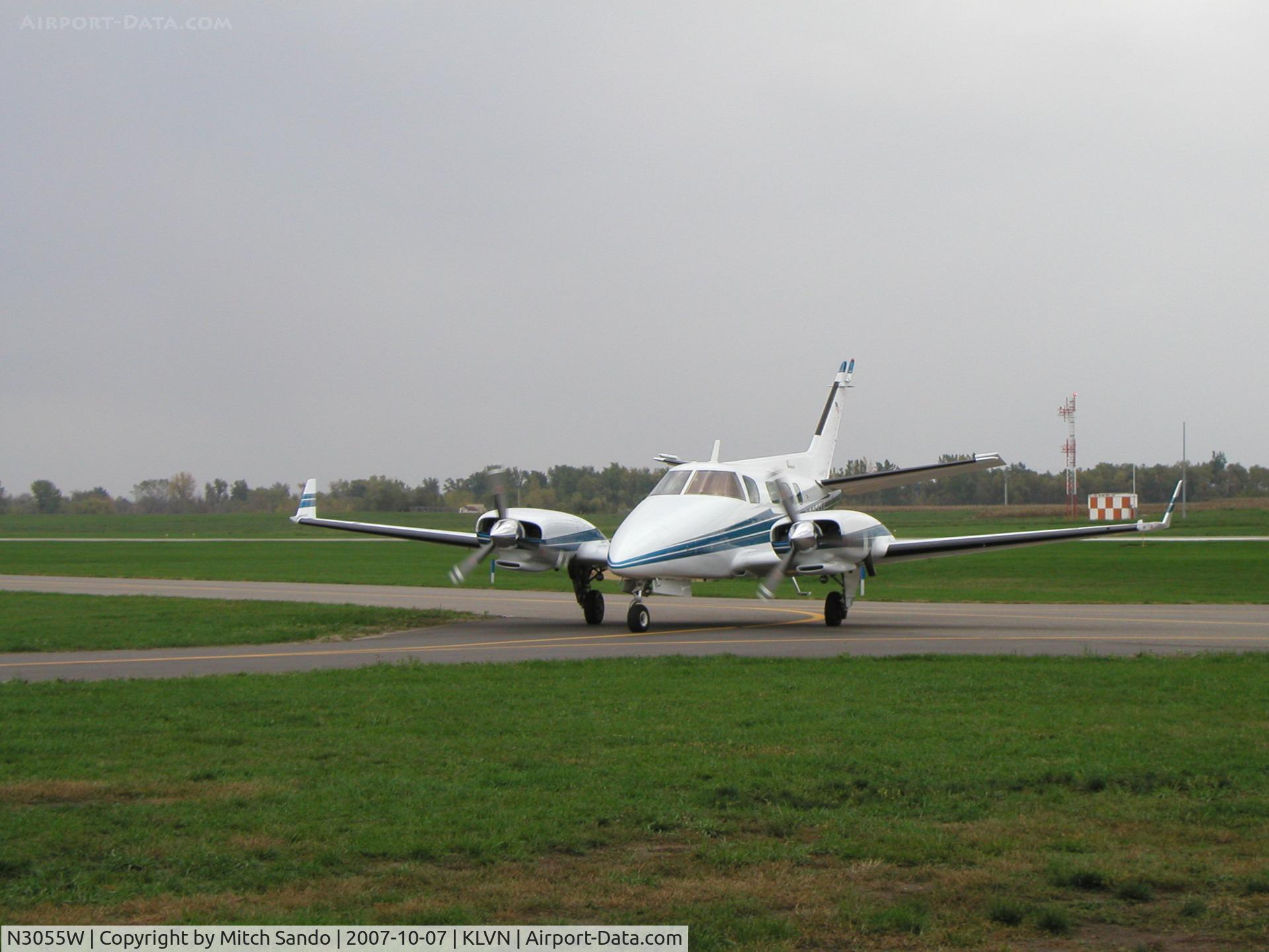 N3055W, 1973 Beech B-60 Duke C/N P-251, Taxiing to the hangar.
