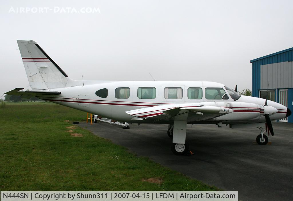 N444SN, 1981 Piper PA-31-350 Chieftain C/N 31-8152195, Piper Navajo also parked in front of the maintenance hangar and without registration... Seen just under the wings !