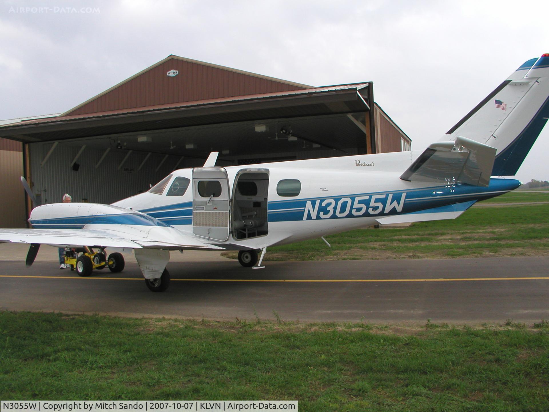 N3055W, 1973 Beech B-60 Duke C/N P-251, Getting pulled into the hangar.