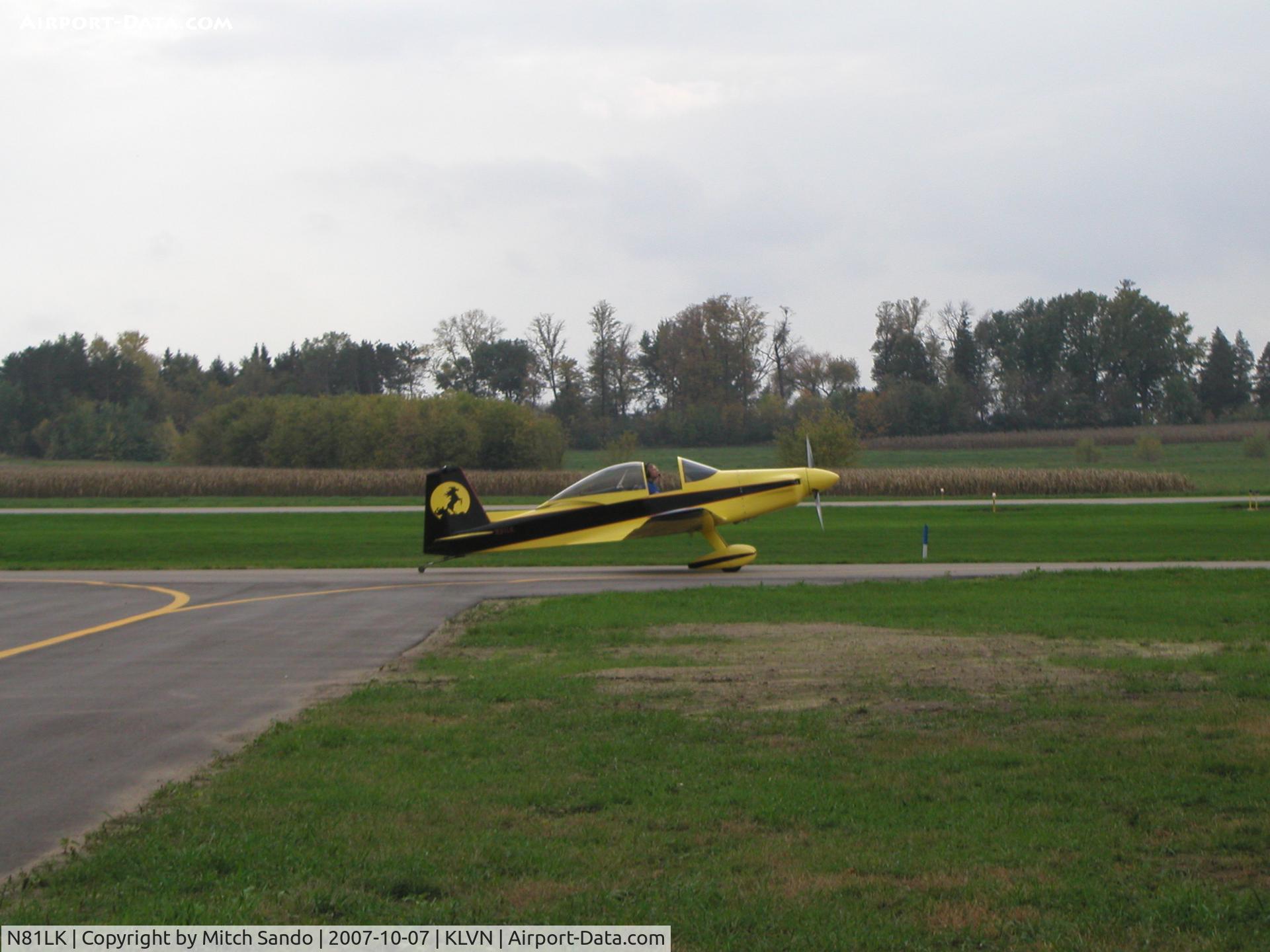 N81LK, 1981 Bushby Mustang II C/N MII-579, Taxiing to Runway 12.