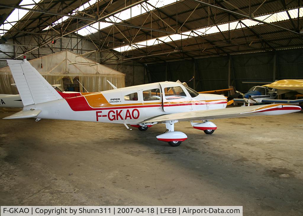 F-GKAO, 1976 Piper PA-28-181 Archer II C/N 28-7690349, Inside the Airclub hangar of Dinan...