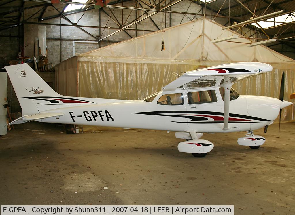 F-GPFA, Cessna 172S Skyhawk SP C/N 172S8159, Inside the Airclub's hangar of Dinan...
