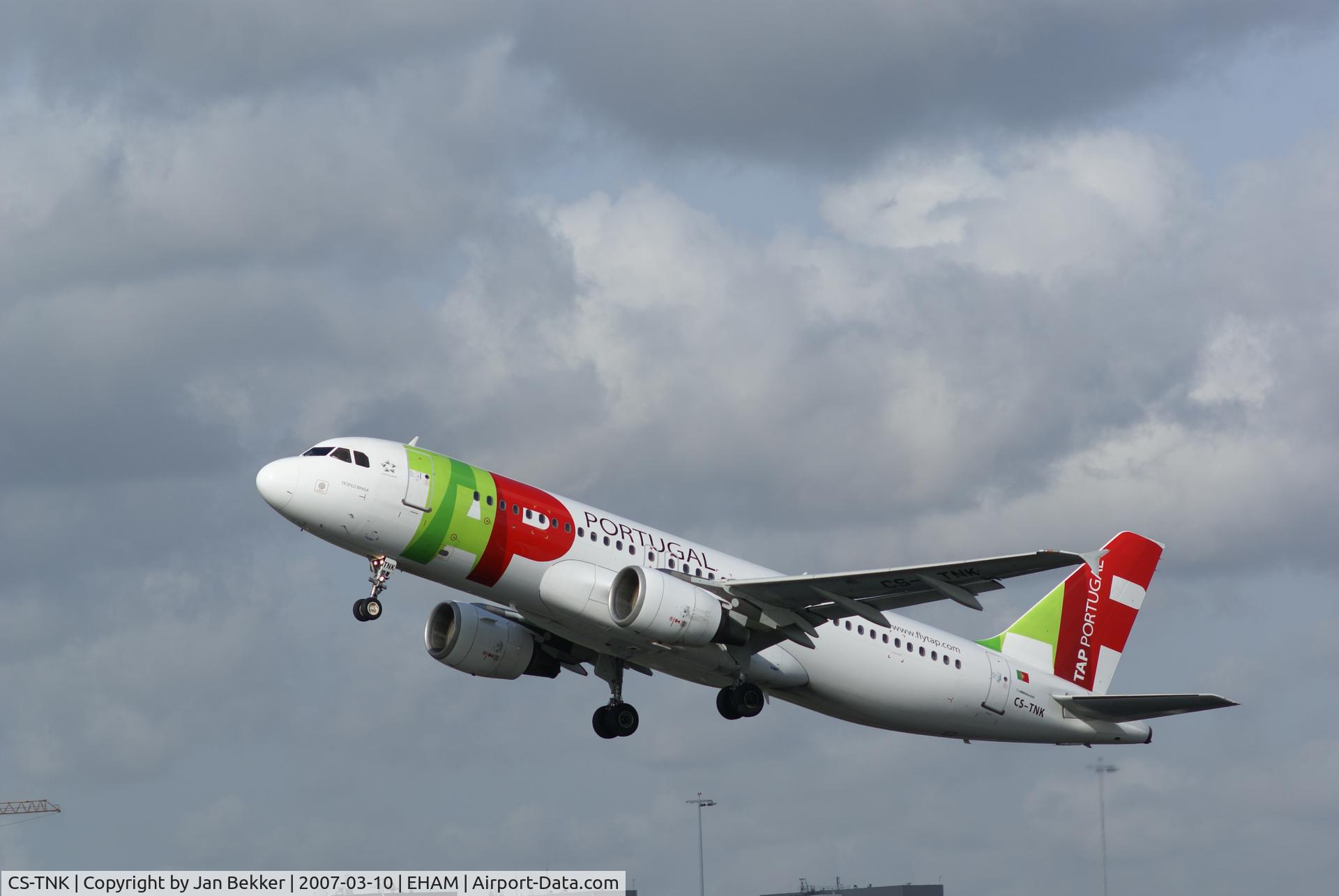 CS-TNK, 2000 Airbus A320-214 C/N 1206, Just after take off