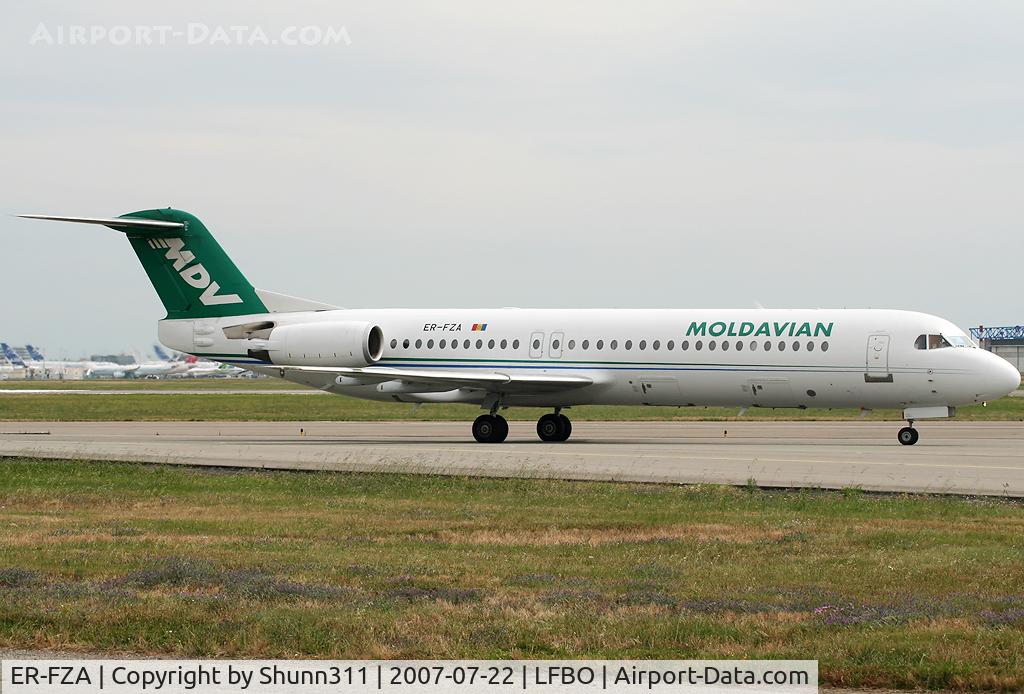ER-FZA, 1992 Fokker 100 (F-28-0100) C/N 11395, Taxiing holy point rwy 14L for departure