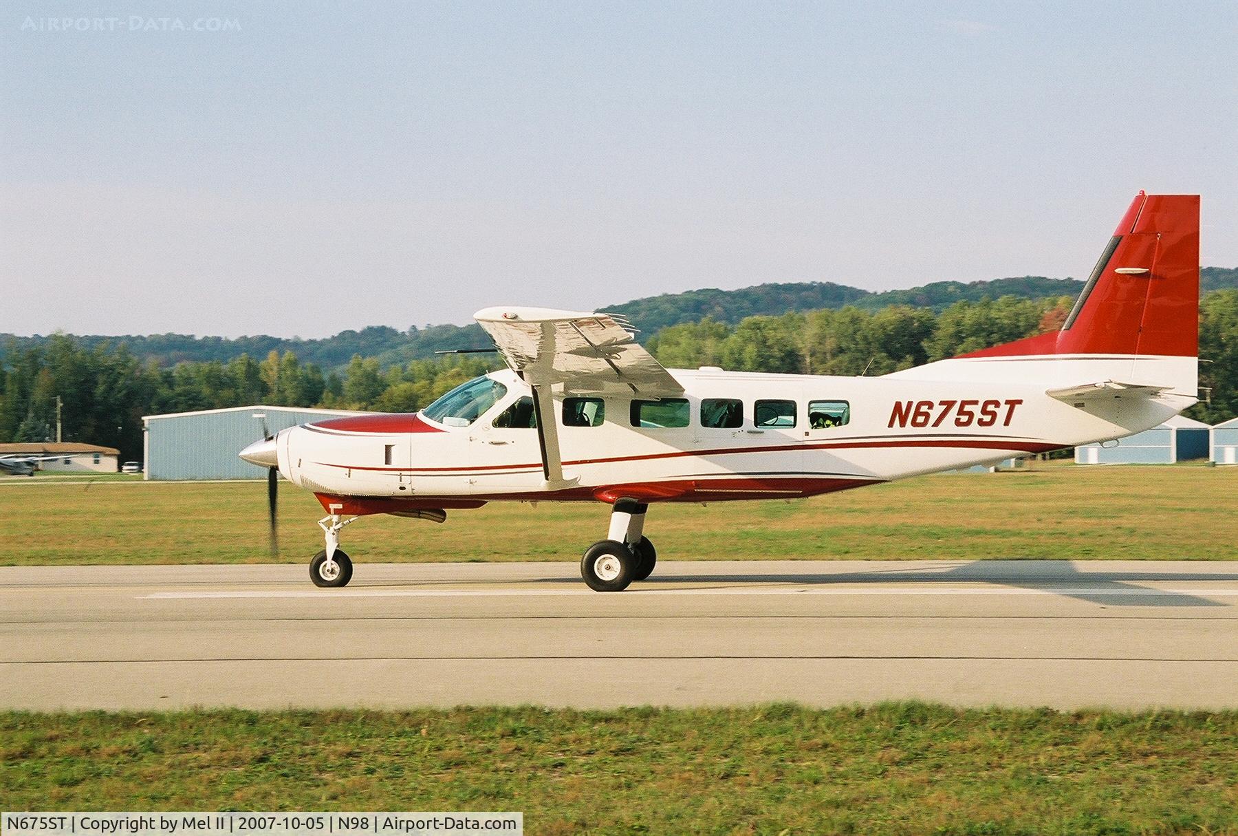 N675ST, 2005 Cessna 208 Caravan I C/N 208-00391, Landing RWY 27 @ Boyne City Municipal Airport (N98)