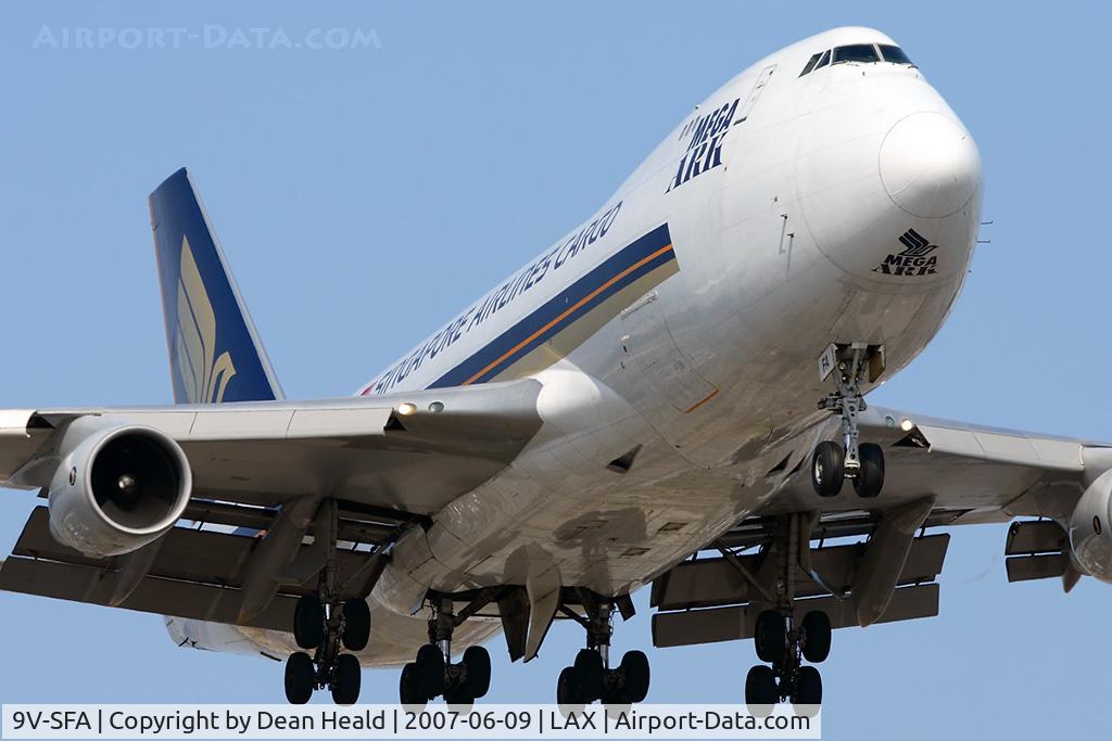 9V-SFA, Boeing 747-412F/SCD C/N 26563, Singapore Airlines Cargo 9V-SFA on short-final to RWY 24R.