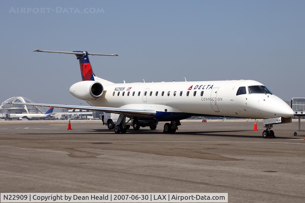 N22909, 2001 Embraer ERJ-145LR (EMB-145LR) C/N 145459, Delta Connection (by ExpressJet) N22909 sits on the ramp at LAX awaiting entry into revenue service the following day.