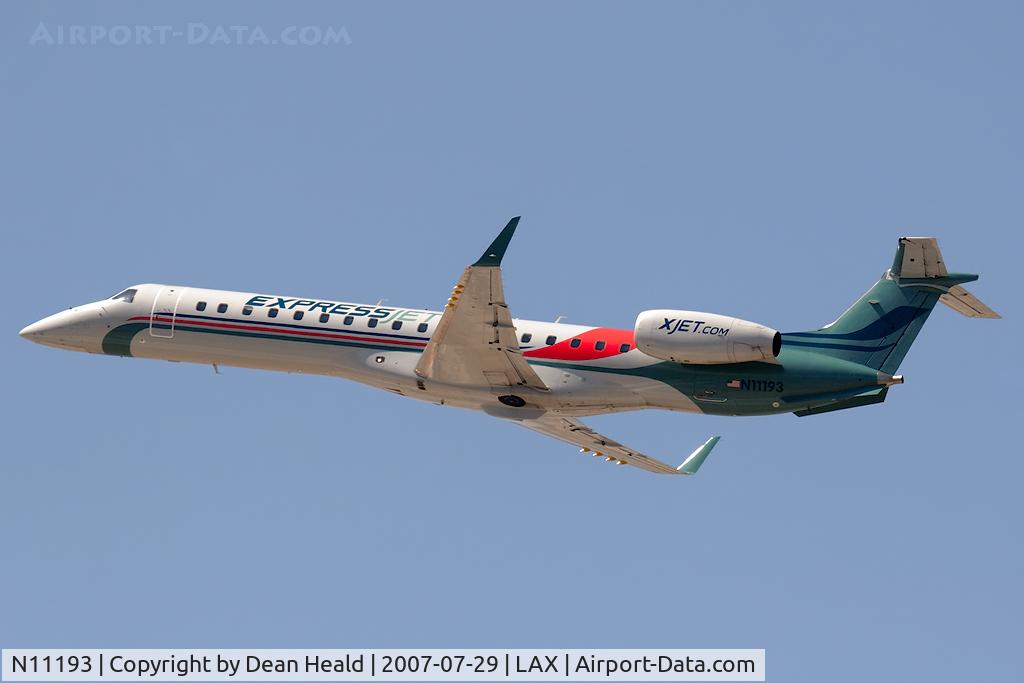 N11193, 2005 Embraer ERJ-145XR (EMB-145XR) C/N 14500938, In ExpressJet Airlines colors, climbing out from RWY 25L.