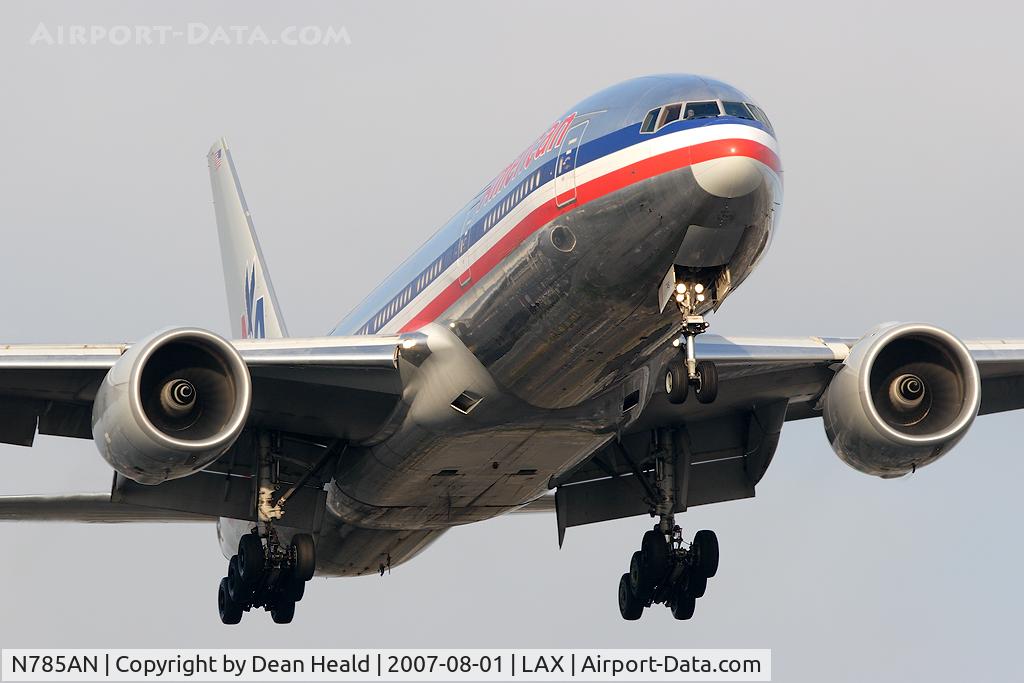 N785AN, 2000 Boeing 777-223/ER C/N 30005, American Airlines N785AN (FLT AAL135) from London Heathrow (EGLL) on short-final to RWY 24R.