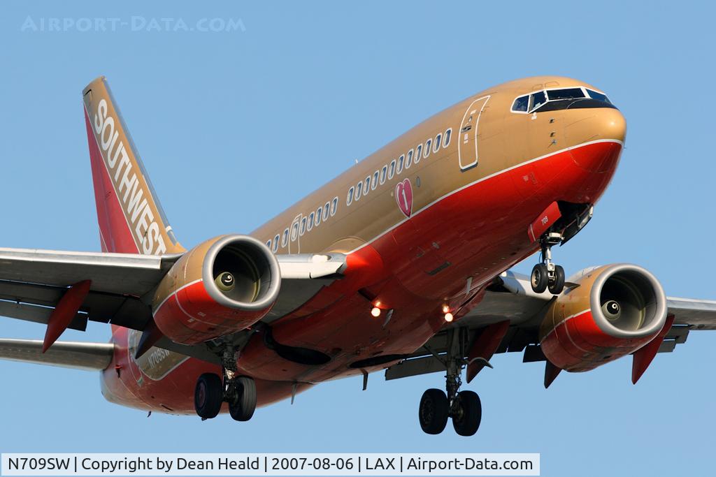 N709SW, 1998 Boeing 737-7H4 C/N 27843, Southwest Airlines N709SW (FLT SWA394) from Phoenix Sky Harbor Int'l (KPHX) on short-final to RWY 24R.