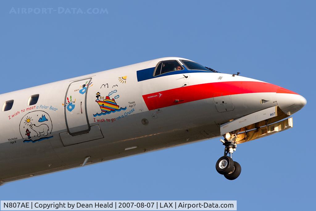 N807AE, 2001 Embraer ERJ-140LR (EMB-135KL) C/N 145506, Close-up of the art on the right side of American Eagle N807AE (FLT EGF116) from Norman Y Mineta San Jose Int'l (KSJC).