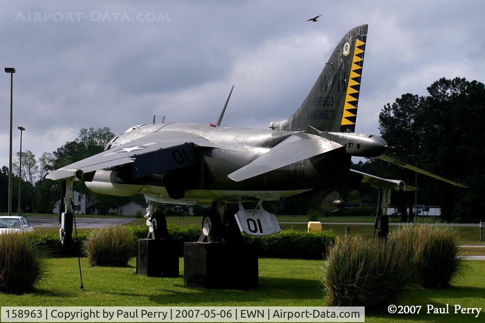158963, Hawker Siddeley AV-8A Harrier C/N 712124, Time nor the birds have been kind to this lady