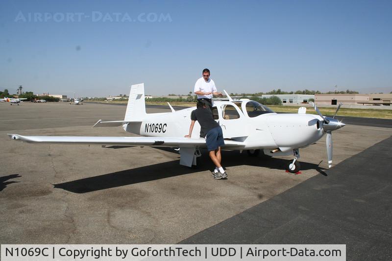 N1069C, 2007 Mooney M20TN Acclaim C/N 31-0036, Drawing a crowd at KUDD