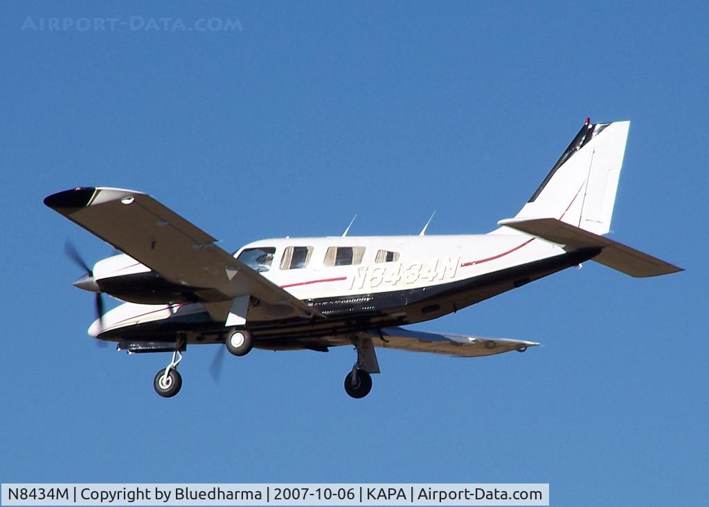 N8434M, 1981 Piper PA-34-220T C/N 34-8133220, Approach to 17L