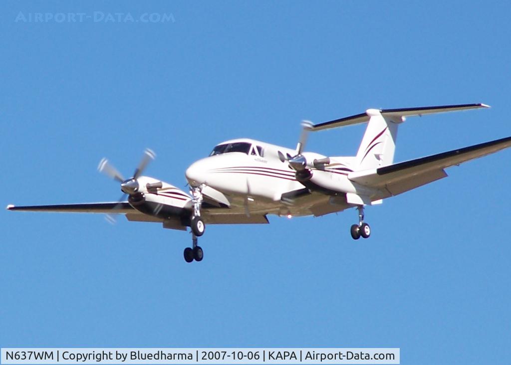 N637WM, 2001 Raytheon Aircraft Company B200 C/N BB-1768, Approach to 17L